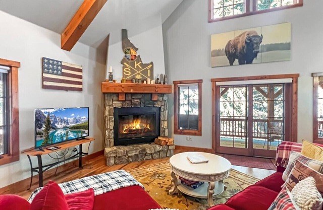 Tamarack Chalet w/Hot Tub & Outdoor Fireplace