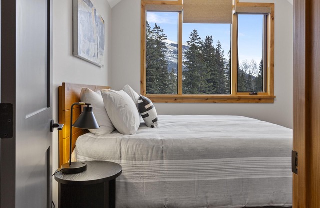 Tamarack Steamside Deluxe Chalet - Private Hot Tub