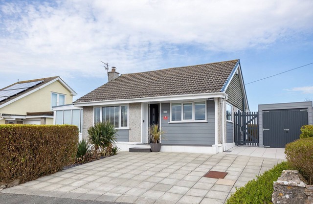 Tamarisk : Coastal 2-Bed Bungalow with Sea Views in Moelfre | Managed by Anglesey Holiday Lettings