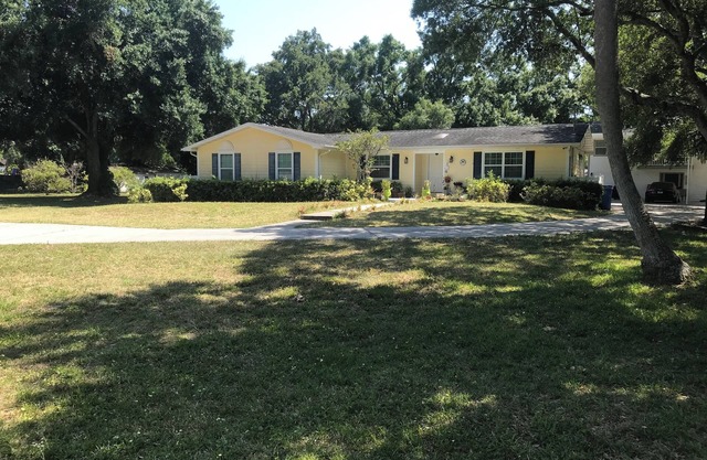 Tampa Lakehouse 5-bedroom houses on a acre