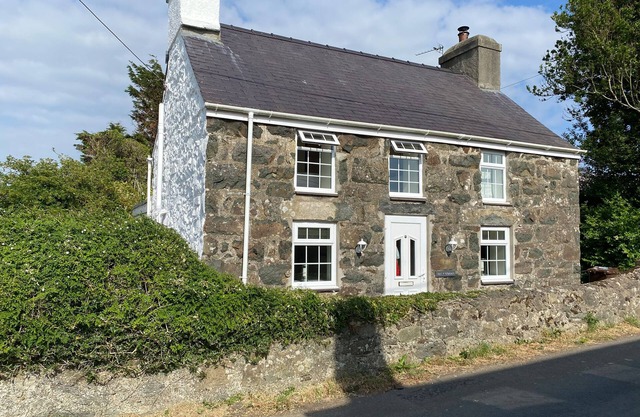 TAN Y GOEDEN, luxury holiday cottage, with open fire in Morfa Nefyn