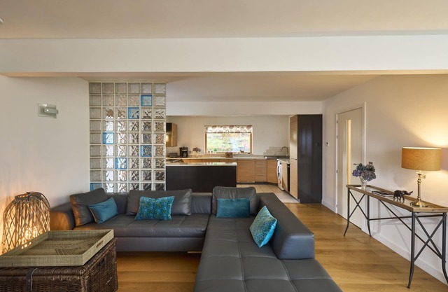 Tanamuir, overlooking Loch Fyne, Strachur - sleeps 6 guests in 3 bedrooms