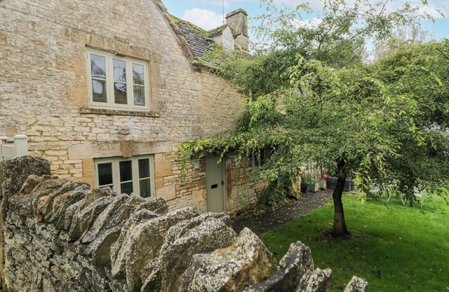 TANNERY COTTAGE, pet friendly, character holiday cottage in Burford