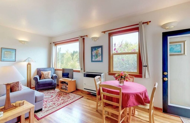 Tasteful Arcata Cottage