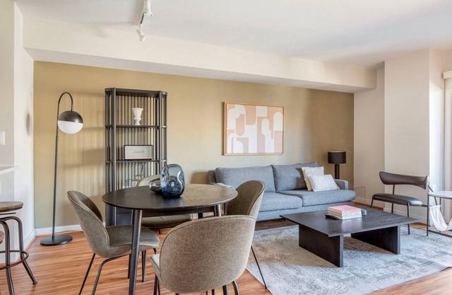 Tasteful Clarendon 2BR w/Gym, nr Metro, Bars & Groceries, by Blueground
