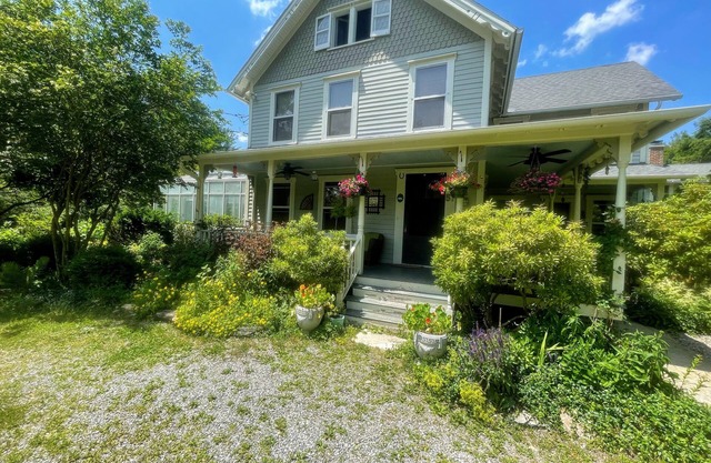 Tastefully Restored Berkshire Farmhouse Available October 15th - 31st 2024