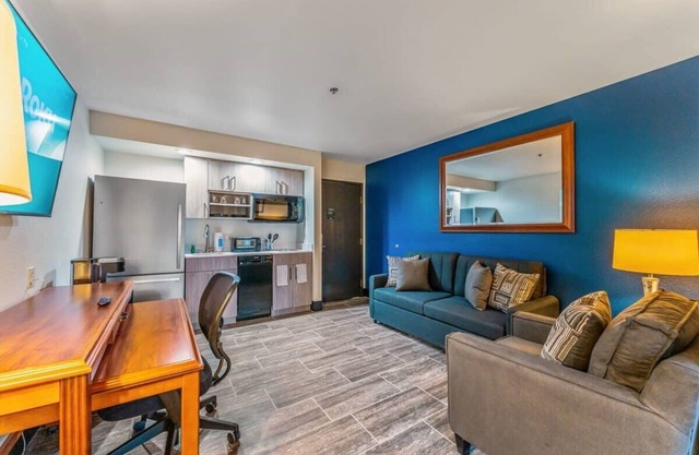 Tempe studio King Economy