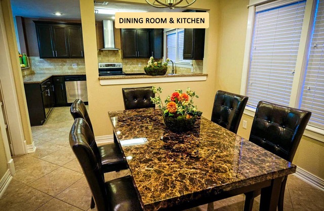 Templar ·Gorgeous 350k home, 5 Beds, Up to 18 Guests, Middle of town