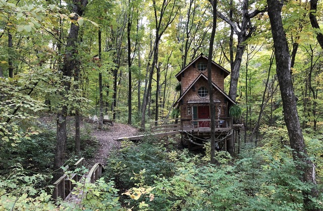 Ten Acre Treehouse, "Captains Quarters" Sleeps 4-6