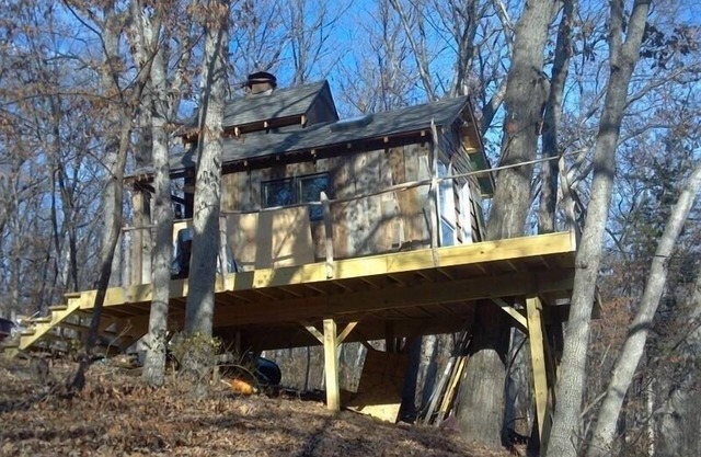 Ten Acre Treehouse "Whitetail" Sleeps 2-4