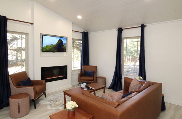Ten Cabins on One Property, Fire Pit, BBQ, King Bed, Free Sledding, A/C