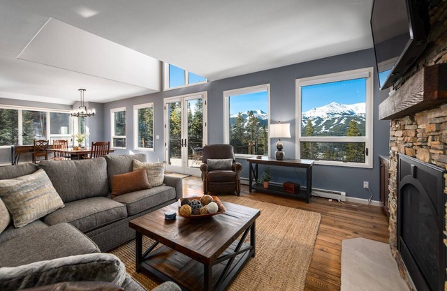 Ten Peaks Lookout Home: Incredible Views, Hot Tub