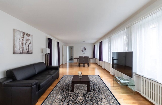 Terrific 1 BR flat city center/near lake (D9)