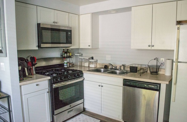 Terrific family and pet friendly apartment near shopping, dining & the theater.