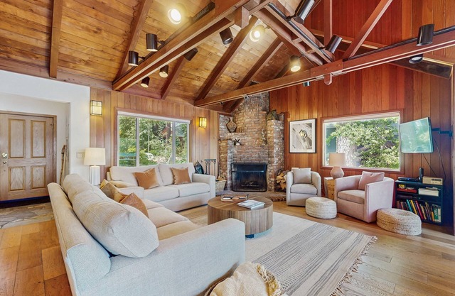 Terrific lakefront gem with private hot tub, dock & beach - near skiing & town