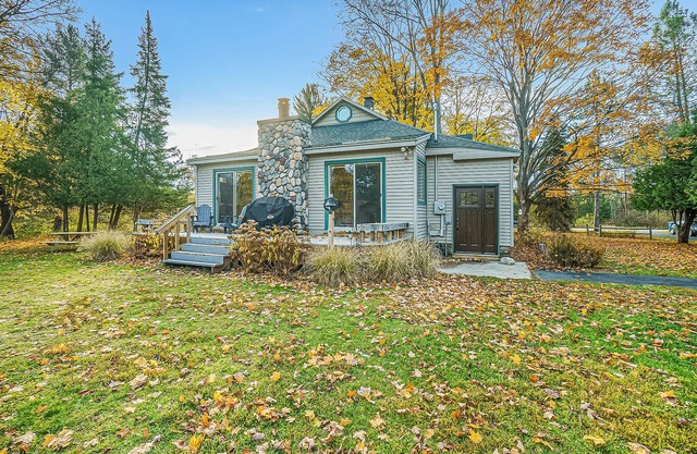 Terrific riverfront home near the slopes w/firepit, free WiFi & five-acre lot