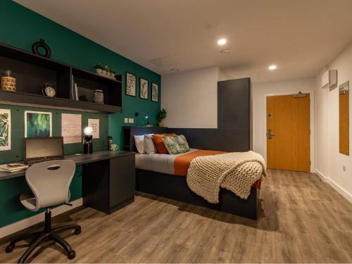 Terry Frost Budget-Friendly Ensuite Room for Students Only