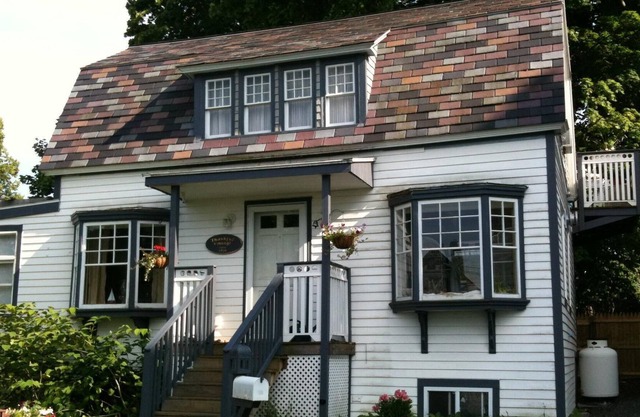 Thankful Cottage...a charming, romantic hideaway near the harbor renting Sun-Sun