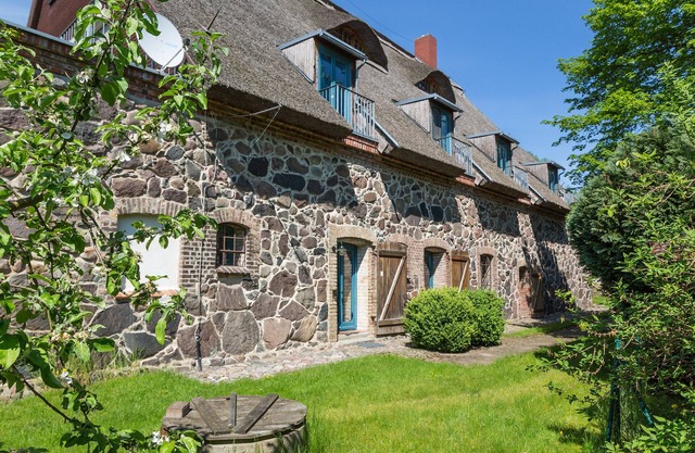 Thatched stone barn, family-friendly, quiet location,