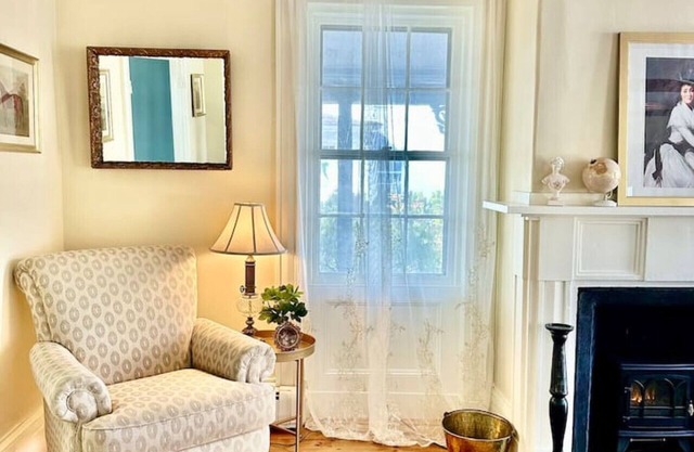 The 1828 Carriage House. 5 King & 4 Twin beds.