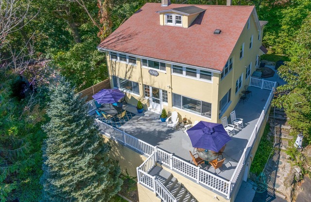 The Aerie. 2 King beds, AC, outdoor shower. Walk to 2 local beaches