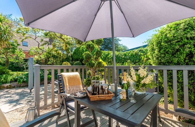 THE APARTMENT AT SOLLEY FARM HOUSE, family friendly in Sandwich