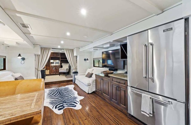 The Aspen Unit near COTA: Hot Tub, BBQ & Events!