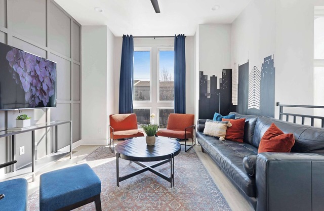 The Aster - Rooftop Patio, 2 miles to Broadway!