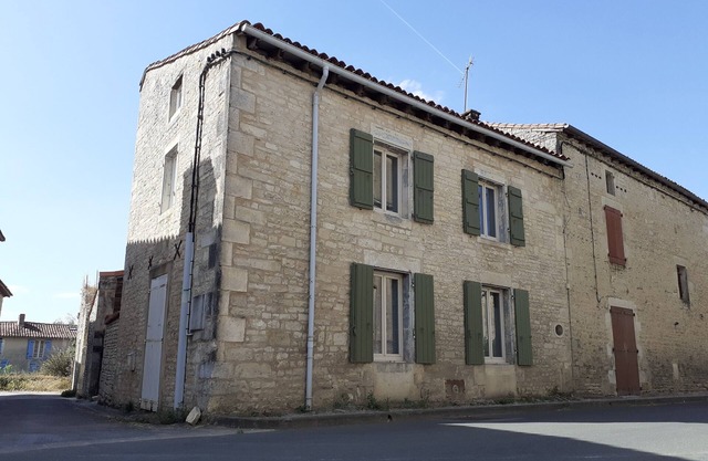 The atypical, charentaise deumeure in the heart of Tusson
