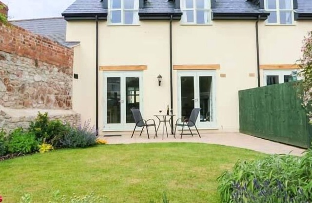 THE BAKERY, character holiday cottage, with open fire in Watchet