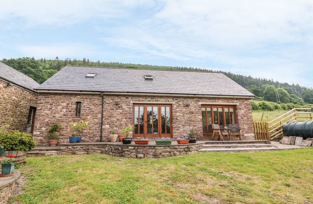 THE BARN, pet friendly, with a garden in Abergavenny
