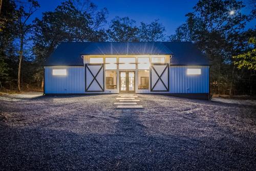 "The Barndo" 4BR Luxury Cabin, Hot Tub, Fire Pit, Bunks, Arcades, Playhouse!