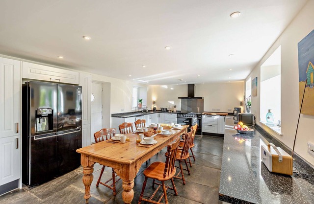 The Barton - Three Bedroom House, Sleeps 6