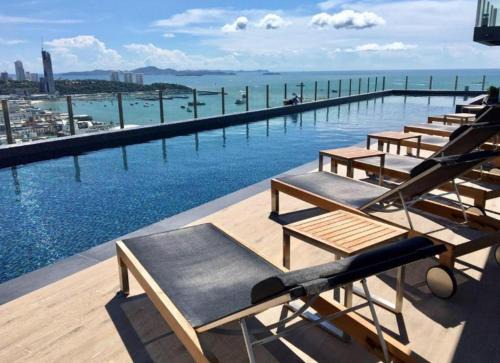 The BASE Central Pattaya Quiet KING-Bed with Infinity Pool & Free Netflix!