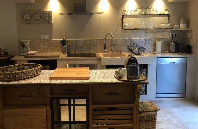 The bastidon and its private heated swimming pool