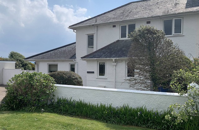 THE BEACH HOUSE CRICCIETH, family friendly, with hot tub in Criccieth