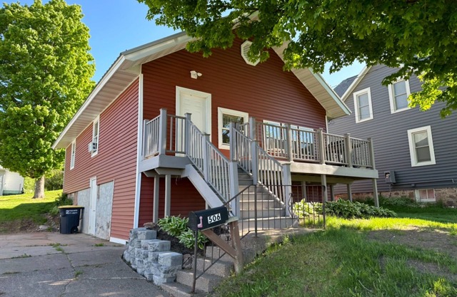 The Bear Den - Lovely 2 Bedroom 1 Bath home close to skiing, snowmobiling & more