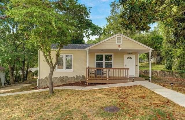 The Bear Den: Rehabbed Home Near the Branson Landing