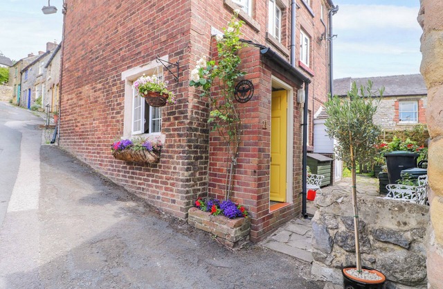 THE BEEHIVE, pet friendly, character holiday cottage in Wirksworth