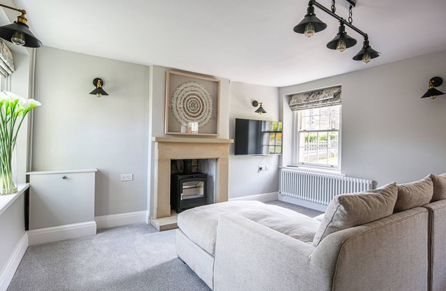 THE BELLE, pet friendly, character holiday cottage in Bakewell