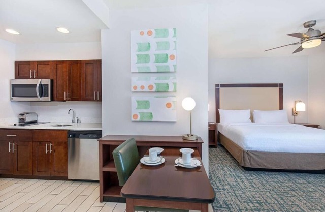 The Best of Atlanta! Pool, Gym Access & Free Hot Breakfast Included