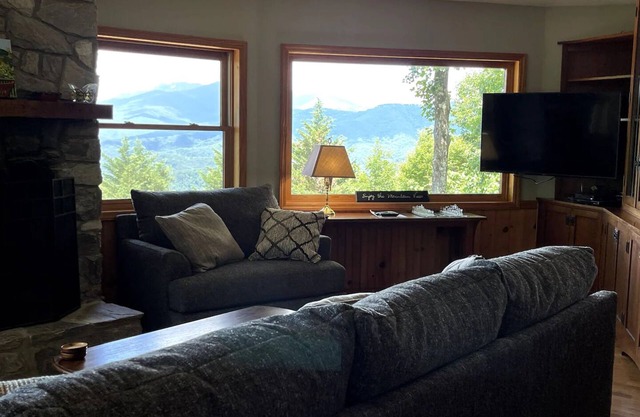 The Big Round Cabin - Blowing Rock, Hot tub, Secluded acreage, fabulous views