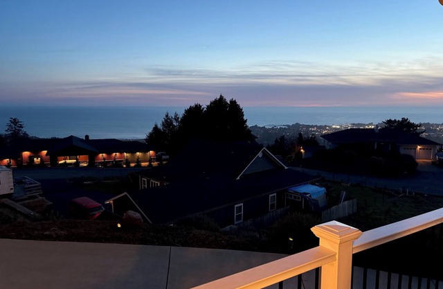 The Bird’s Nest: 5-yr new, 3 Bedroom 180 degree Ocean View Home in Brookings, OR