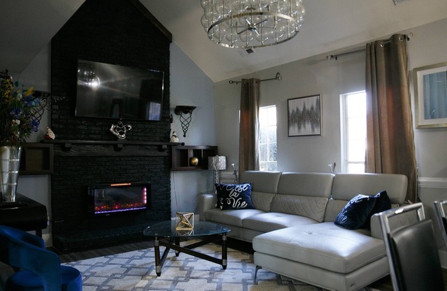 The Black and White House