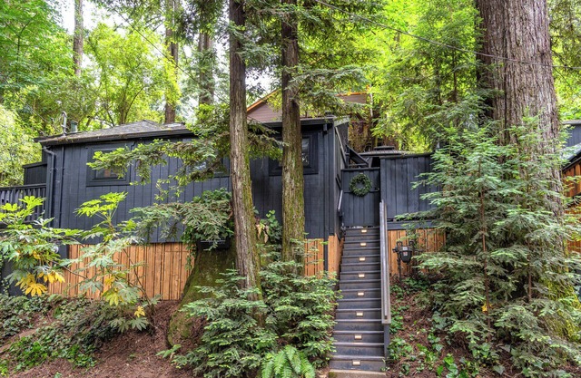 The Black Nest -Trendy & Charming Redwood Retreat! 5 Star! WIFI/HotTub/Pup