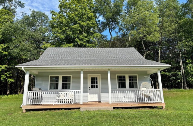 The Blissful Bluebird: Country Cottage With 2 Bedrooms, 2 Bedrooms, Heat and AC