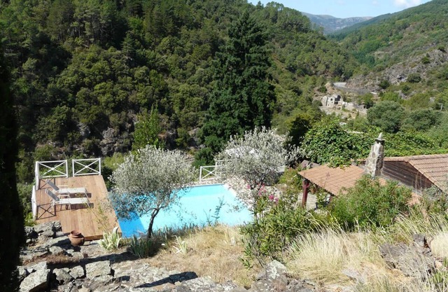 The Blue House in Ardèche - Independant house with pool and river