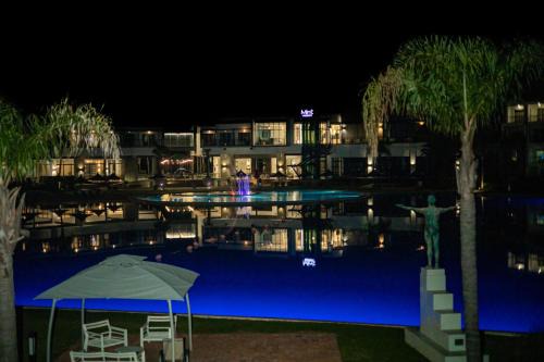 THE BLYDE CRYSTAL LAGOON F&S LUxurious Apartment 3bed