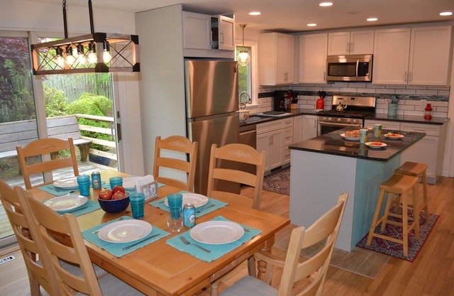 The Boarding House, King bed comfort. Close to Nantucket Sound beaches.