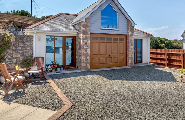 THE BOATHOUSE, romantic, luxury holiday cottage in Mullion